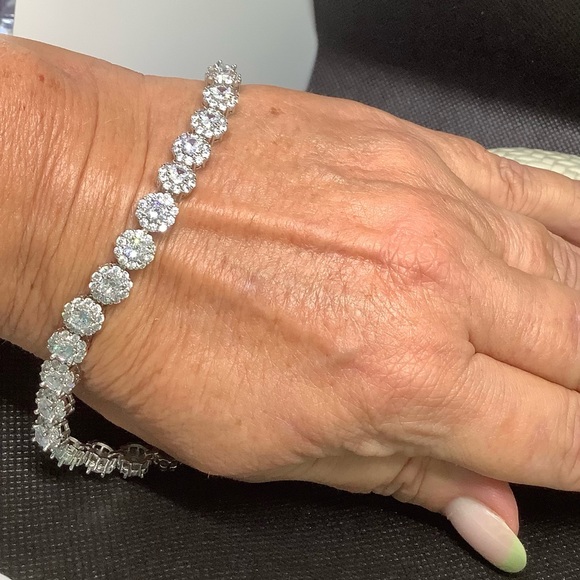 Gorgeous Cubic Zirconia 8” Tennis Bracelet, NWOT - Picture 3 of 6